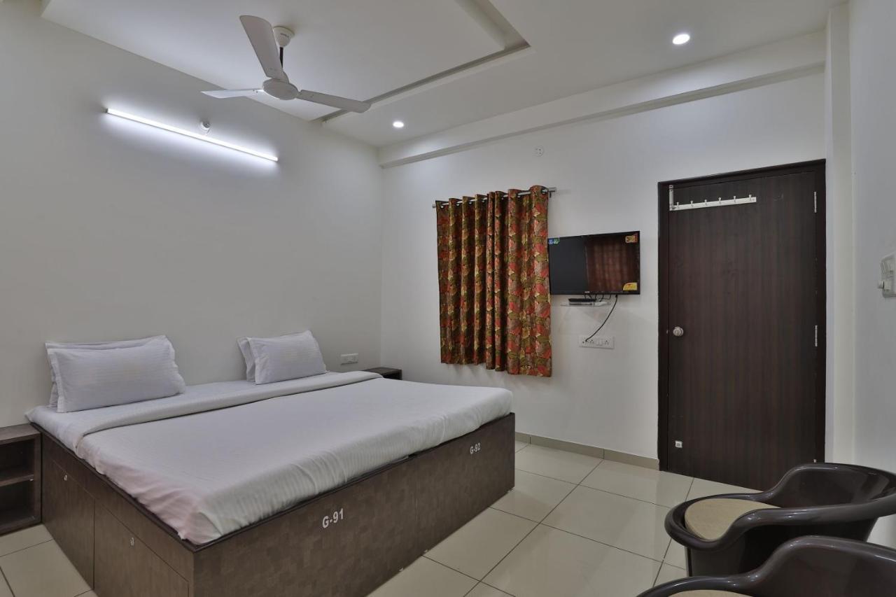 Spot On 38154 Shakti Hostel & Hotel Bhuj Esterno foto