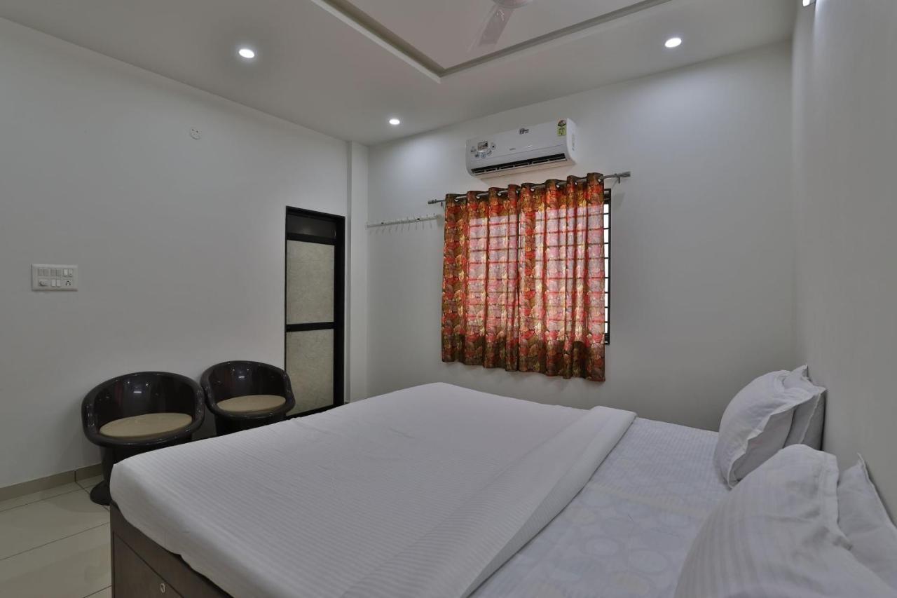 Spot On 38154 Shakti Hostel & Hotel Bhuj Esterno foto