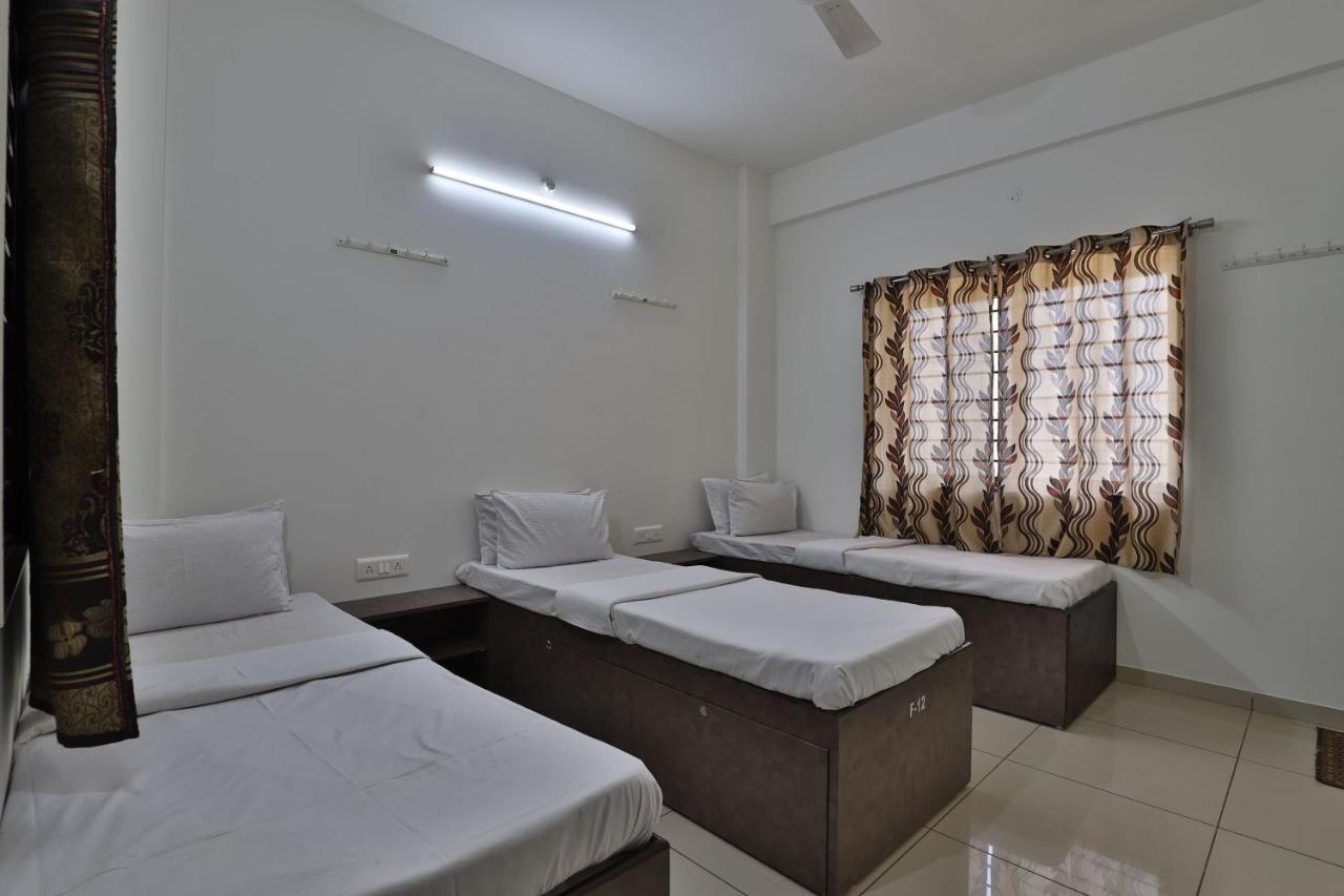 Spot On 38154 Shakti Hostel & Hotel Bhuj Esterno foto