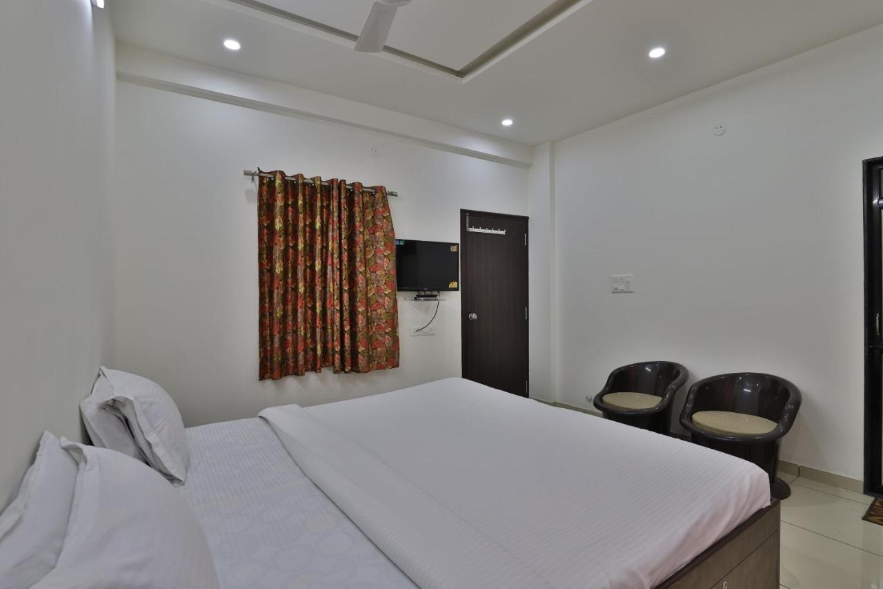 Spot On 38154 Shakti Hostel & Hotel Bhuj Esterno foto